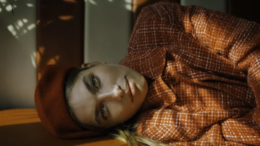 Model auf einem Tisch im warmen Licht